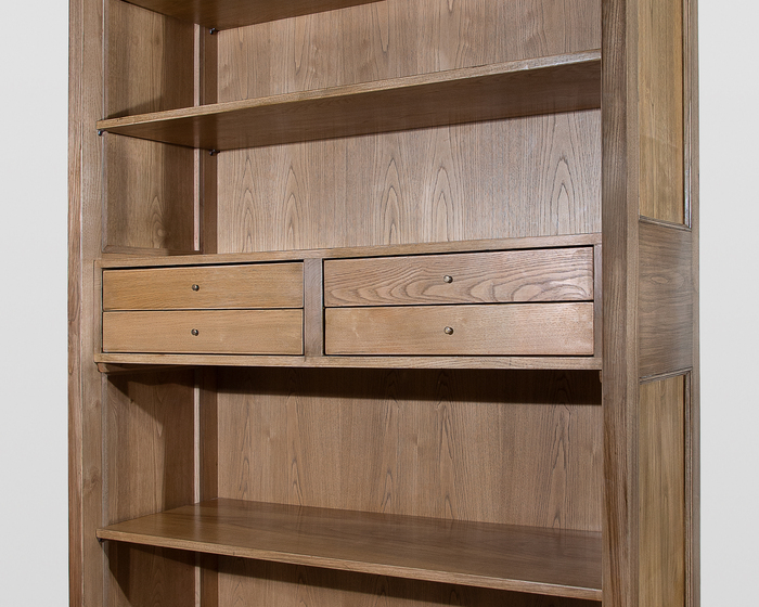 Moderne Bücherwand aus massiver Kastanie