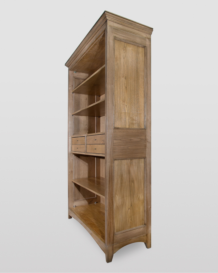 Moderne Bücherwand aus massiver Kastanie