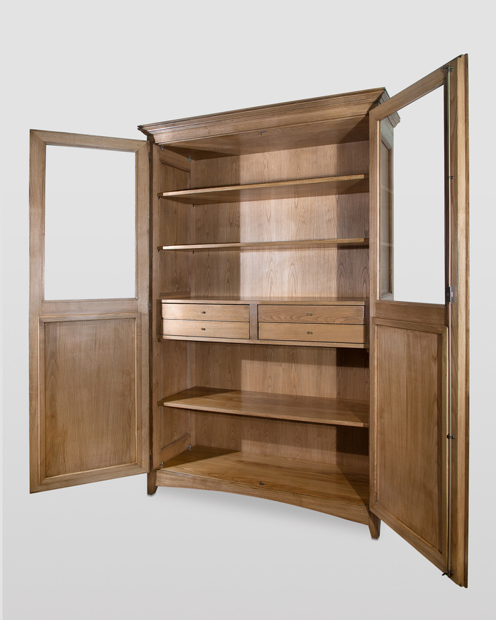 Klassisches Bücherregal mit zwei Türen