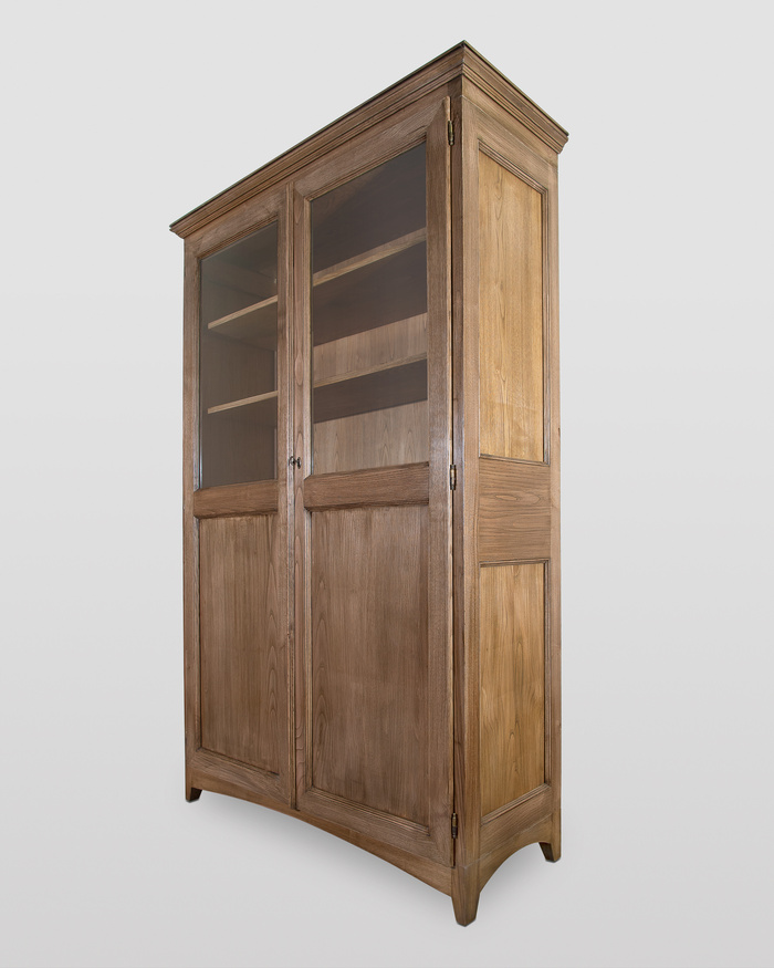 Klassisches Bücherregal mit zwei Türen