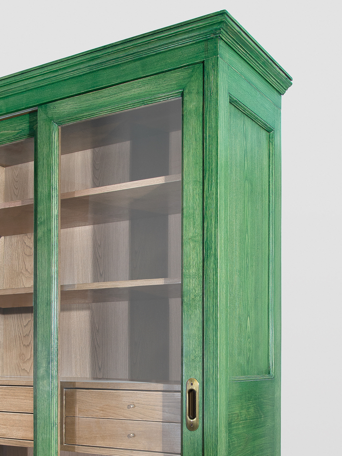 Bücherregal mit umweltfreundlicher Lackierung