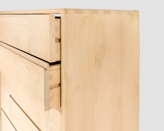 Cassettiera stile scandinavo con sei cassetti