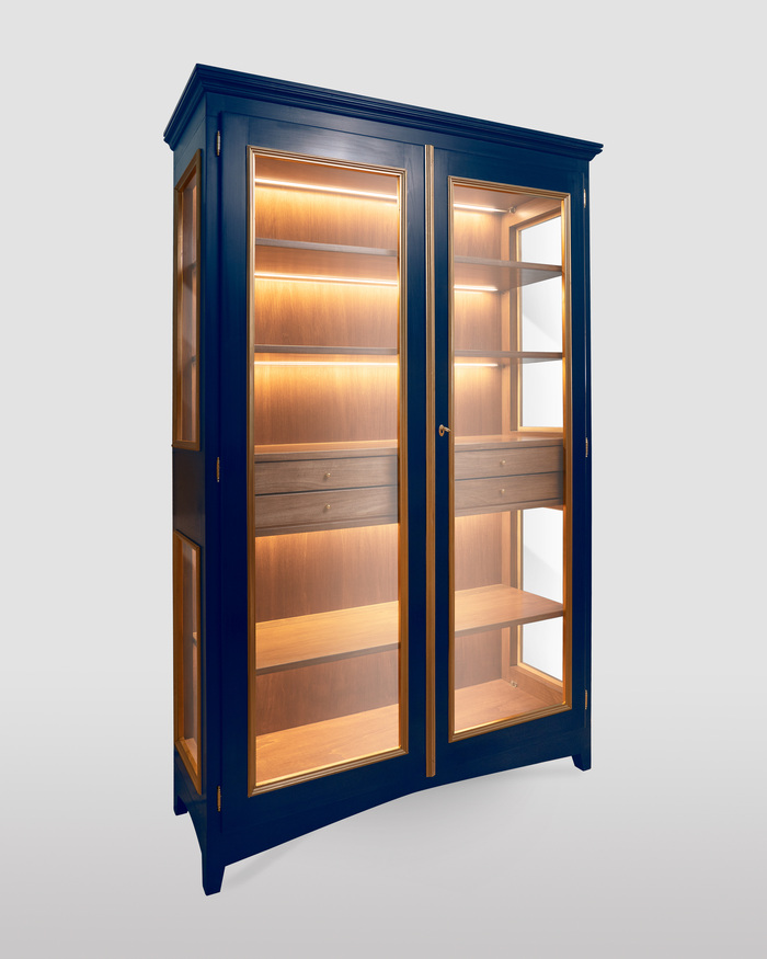 Blaue Vitrine mit zwei Türen