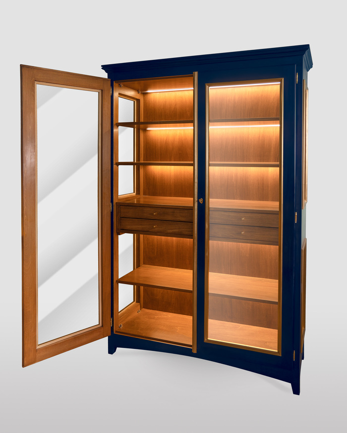 Blaue Vitrine mit zwei Türen