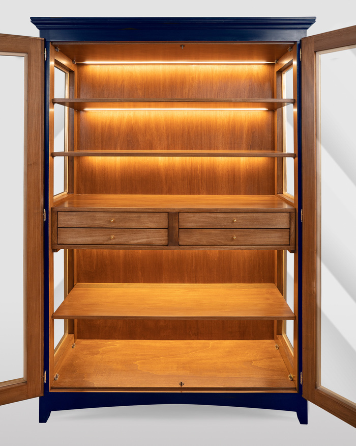 Blaue Vitrine mit zwei Türen