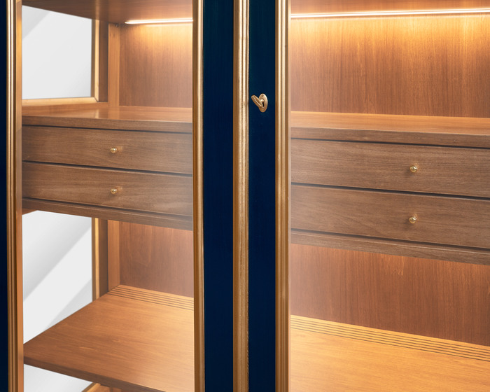 Blaue Vitrine mit zwei Türen