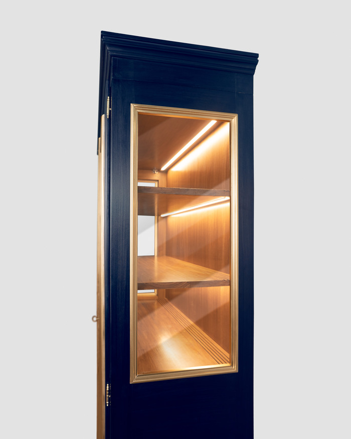 Blaue Vitrine mit zwei Türen