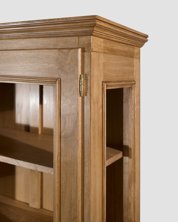 Bücherregal mit drei Holztüren