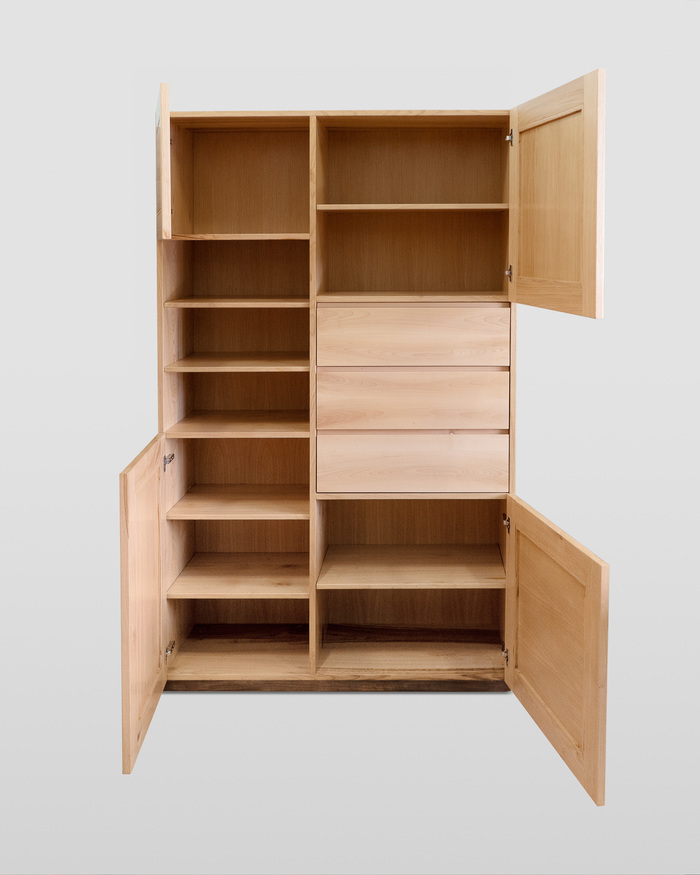 Aufbewahrungseinheit mit asymmetrischem Design: Türen, offene Regale und Schubladen