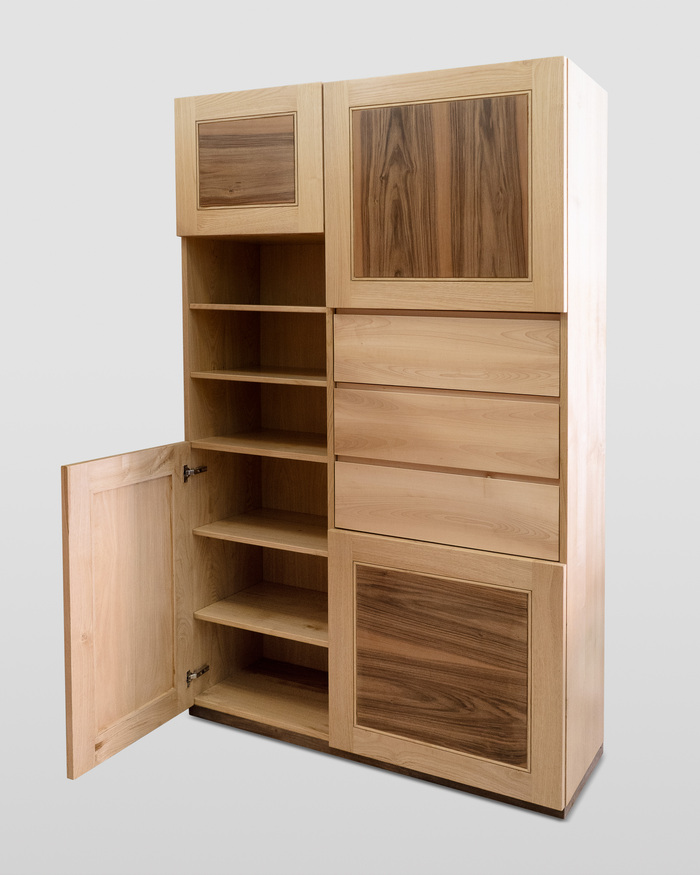 Aufbewahrungseinheit mit asymmetrischem Design: Türen, offene Regale und Schubladen