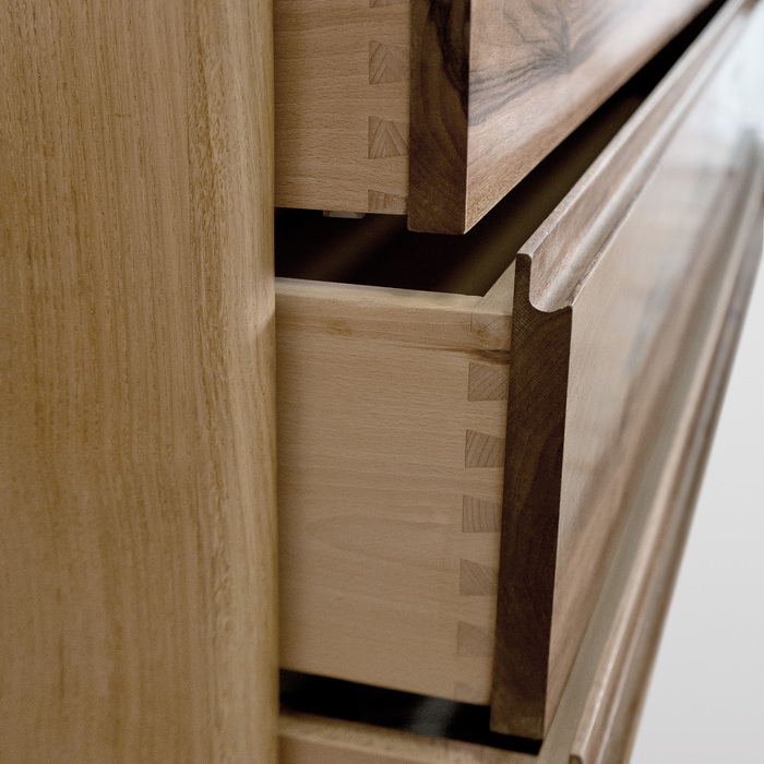 Cassettiera Minimalista in Noce Massello