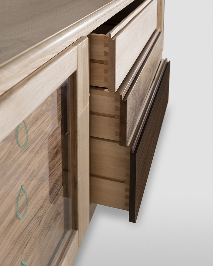 Holz-Sideboard mit zwei Türen und drei Schubladen