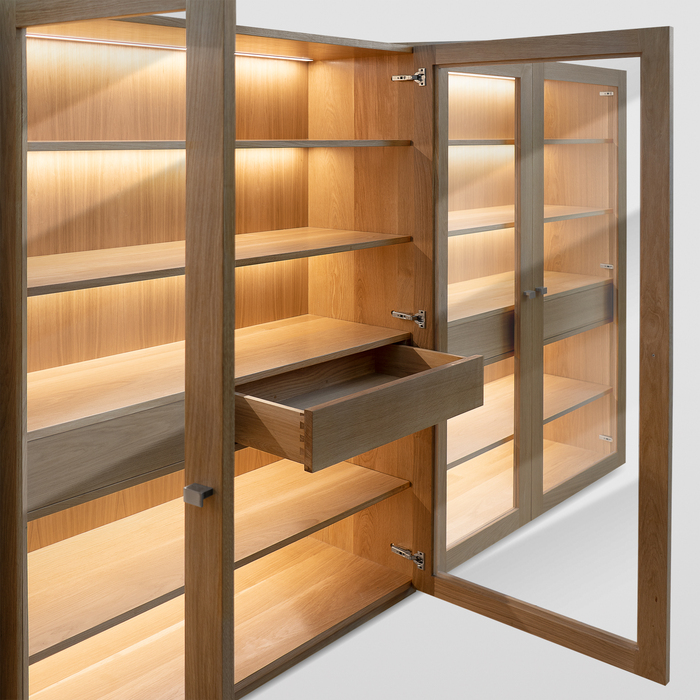 Handgefertigtes modernes Eichenholz-Bücherregal mit LED-Beleuchtung