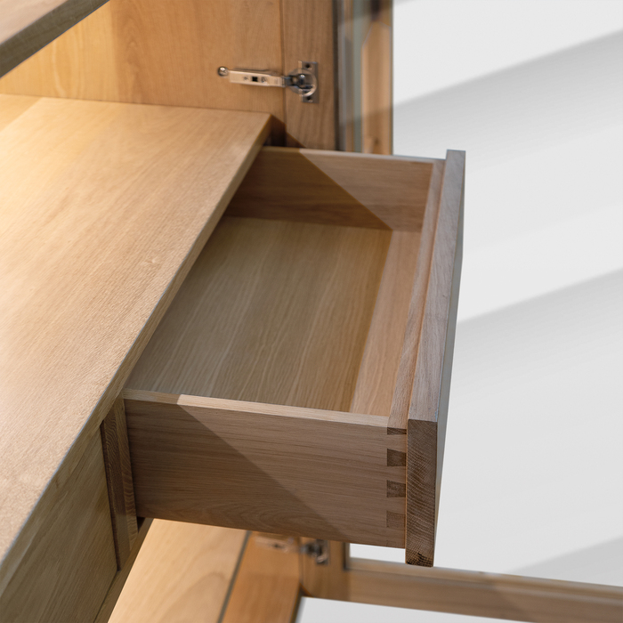 Handgefertigtes modernes Eichenholz-Bücherregal mit LED-Beleuchtung