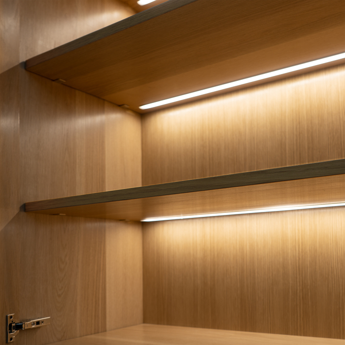 Handgefertigtes modernes Eichenholz-Bücherregal mit LED-Beleuchtung