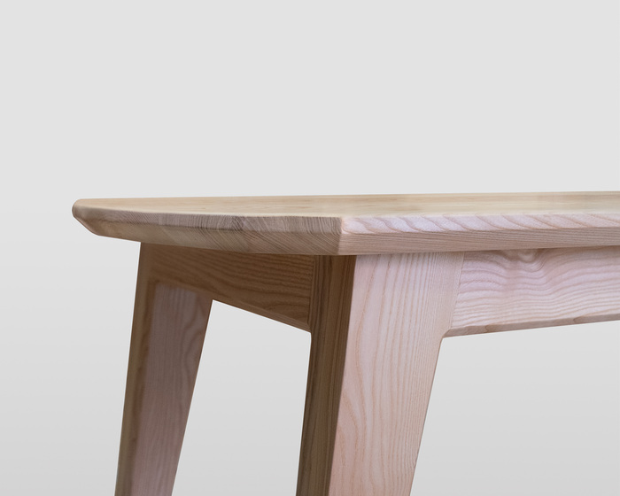 Handgefertigter Esstisch aus massiver Esche im modernen Stil