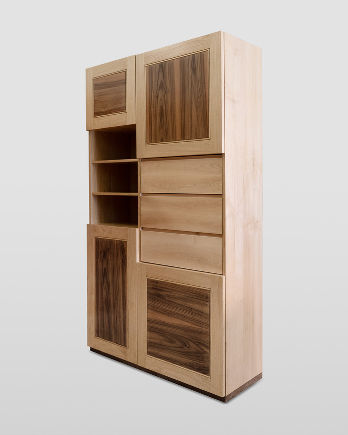 Aufbewahrungseinheit mit asymmetrischem Design: Türen, offene Regale und Schubladen