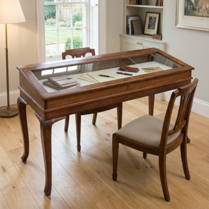 Vitrine mit Klappoberfläche