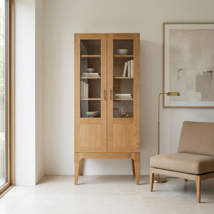 Minimalistischer Vitrinenschrank aus massiver Eiche mit zwei Türen – Nordischer Stil