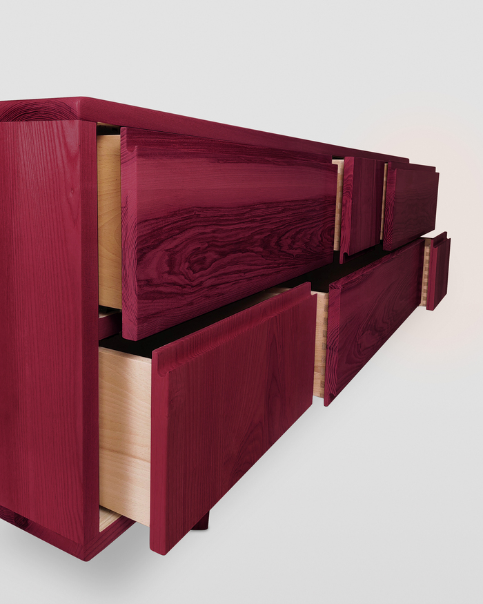 Zhu Burgundy Dresser – Cassettiera in Frassino Massello dal Design Contemporaneo