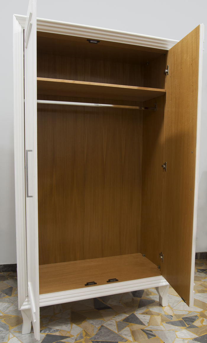 Weißer Kleiderschrank mit zwei Türen