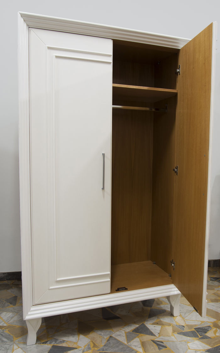 Weißer Kleiderschrank mit zwei Türen