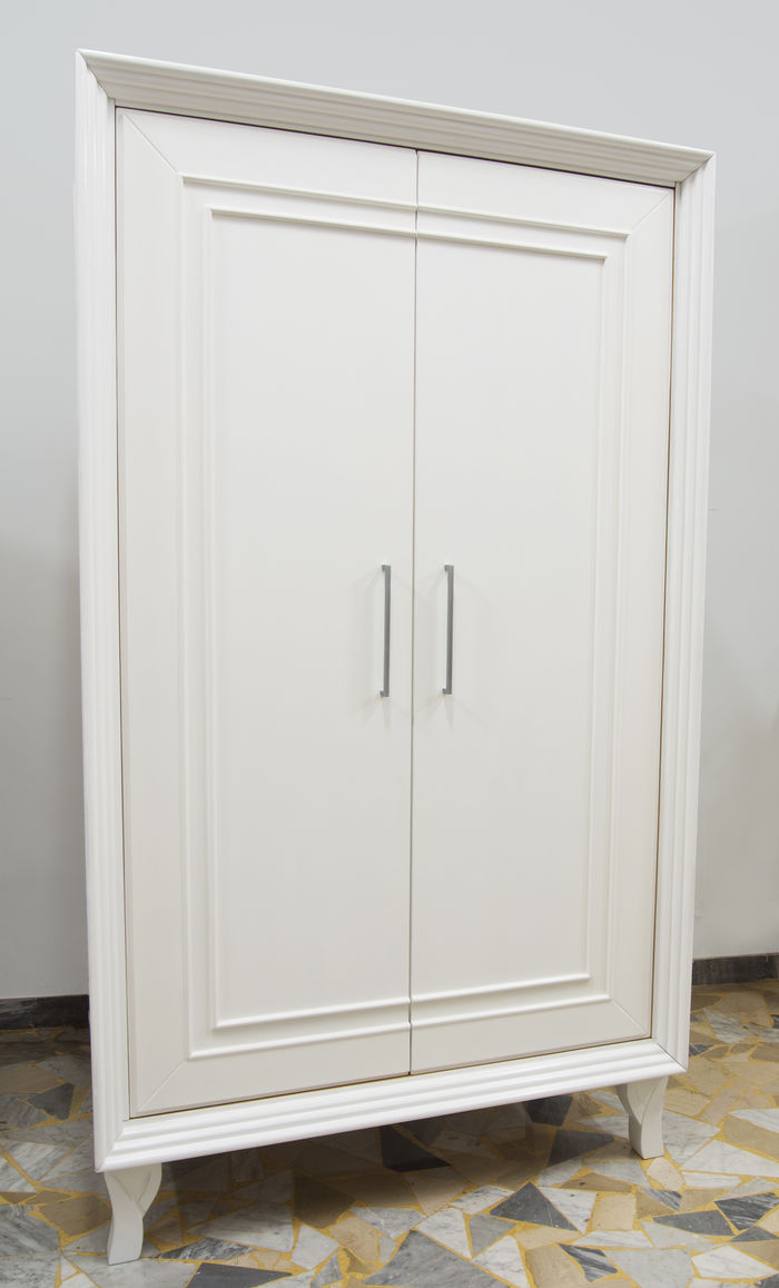 Weißer Kleiderschrank mit zwei Türen