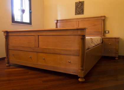 Doppelbett mit Nachttischen aus Okumè Holz