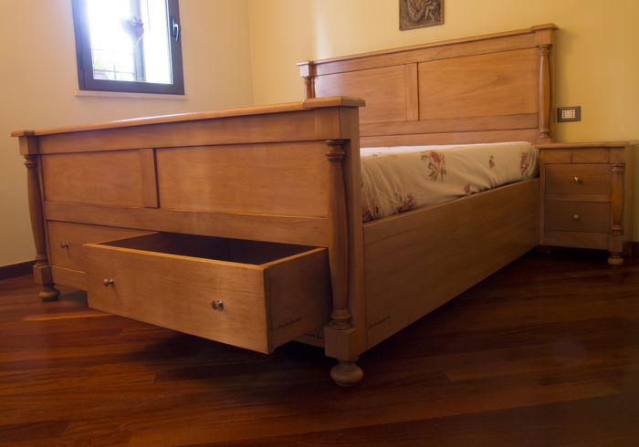 Doppelbett mit Nachttischen aus Okumè Holz