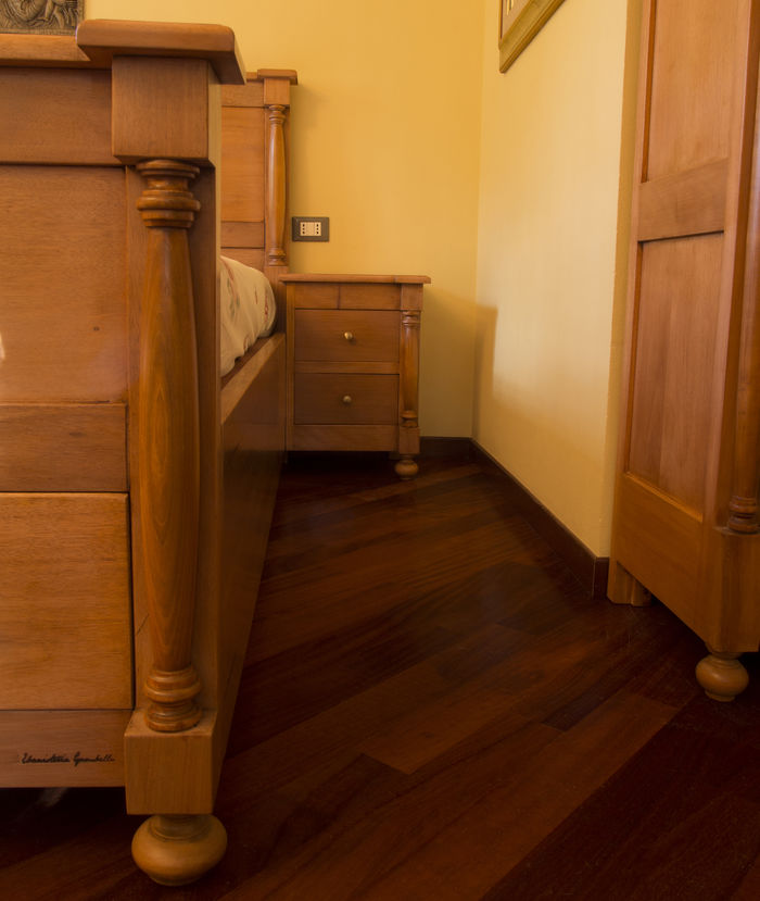 Doppelbett mit Nachttischen aus Okumè Holz