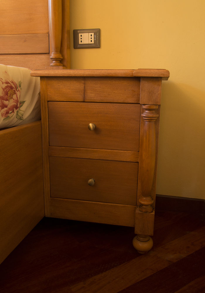 Doppelbett mit Nachttischen aus Okumè Holz