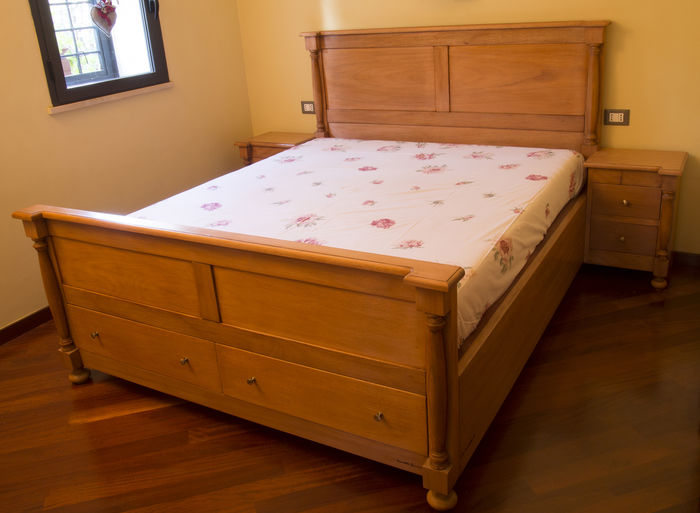 Doppelbett mit Nachttischen aus Okumè Holz