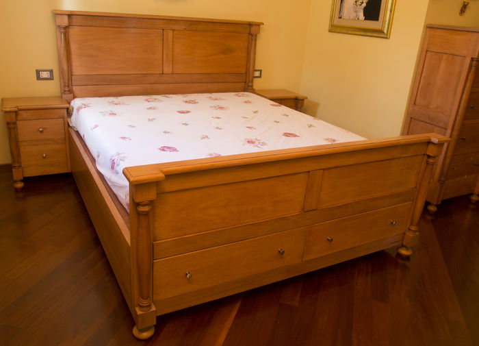 Doppelbett mit Nachttischen aus Okumè Holz
