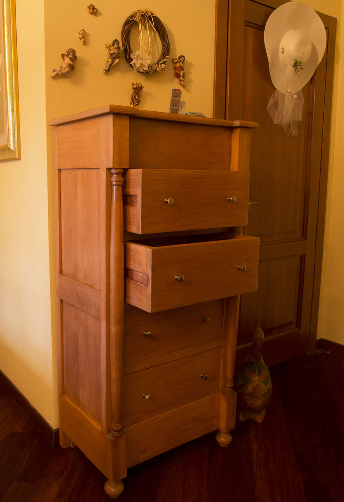 Kommode aus Okumè Holz