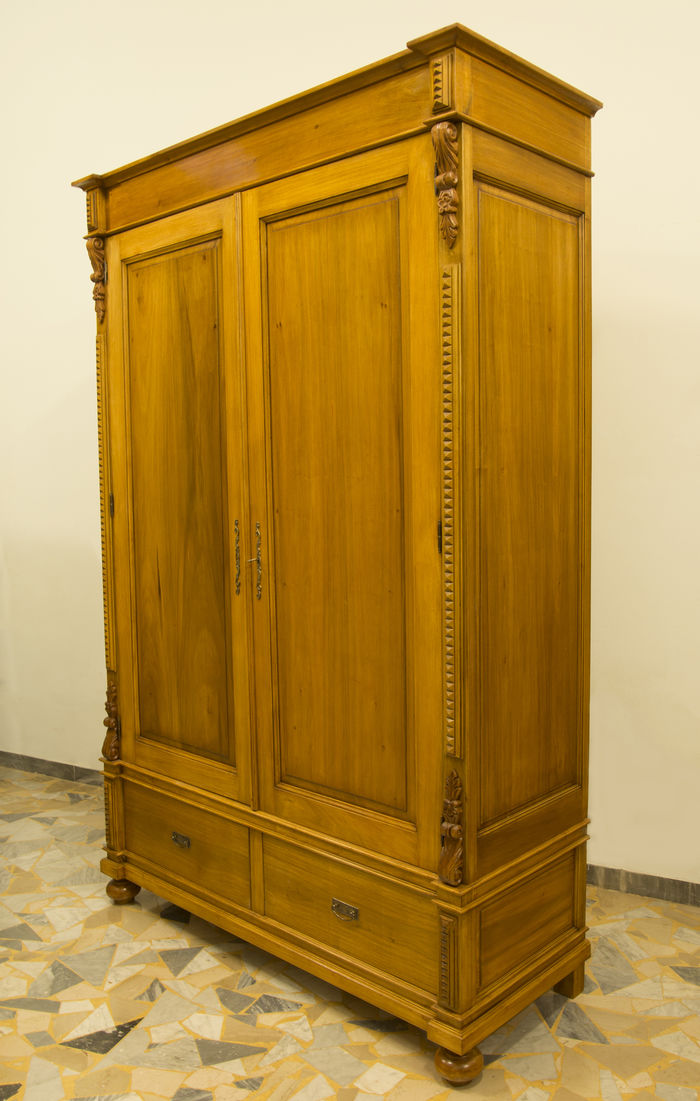 Kleiderschrank aus Weidenholz