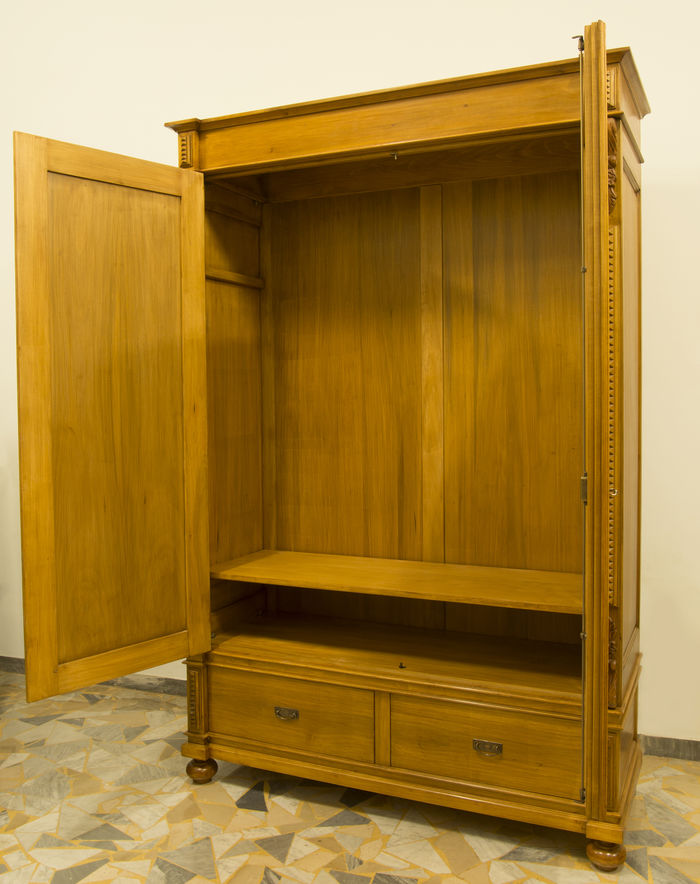 Kleiderschrank aus Weidenholz