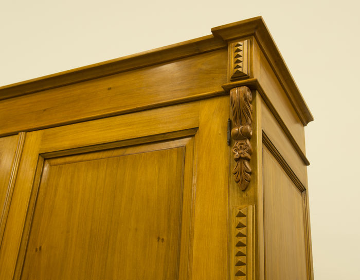 Kleiderschrank aus Weidenholz