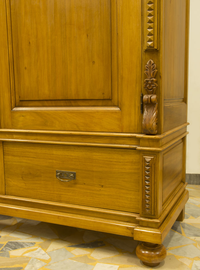 Kleiderschrank aus Weidenholz