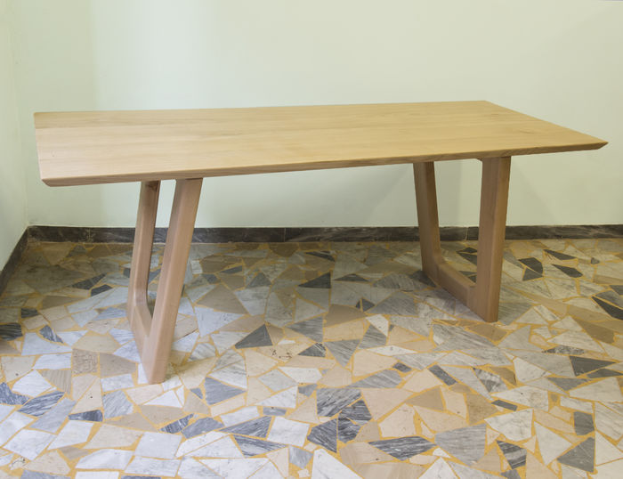 Modern style Dining Table in Chestnut solid wood