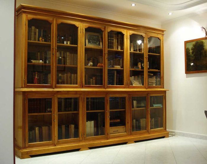 Colonial style bookshelf