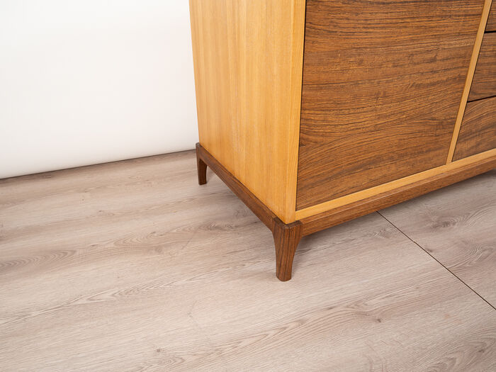 Minimalistisches Sideboard in Weißeiche und Nuss