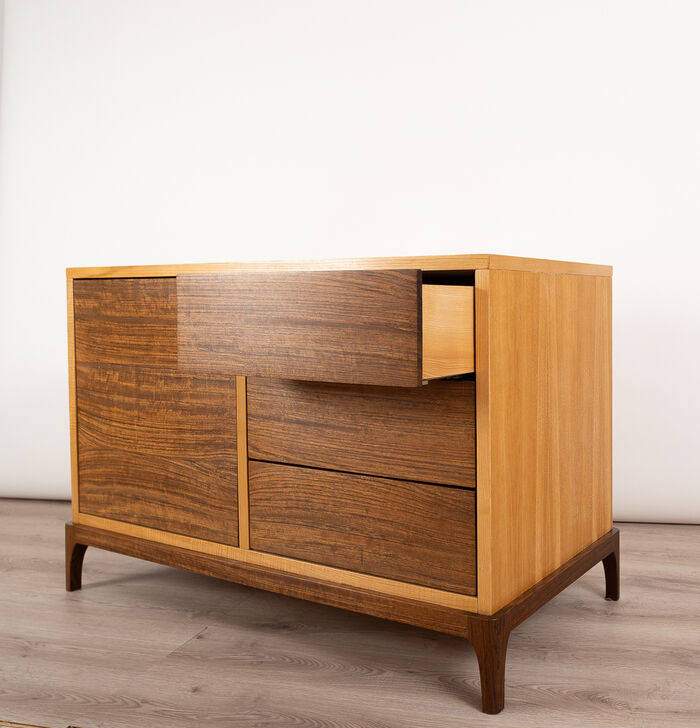 Minimalistisches Sideboard in Weißeiche und Nuss