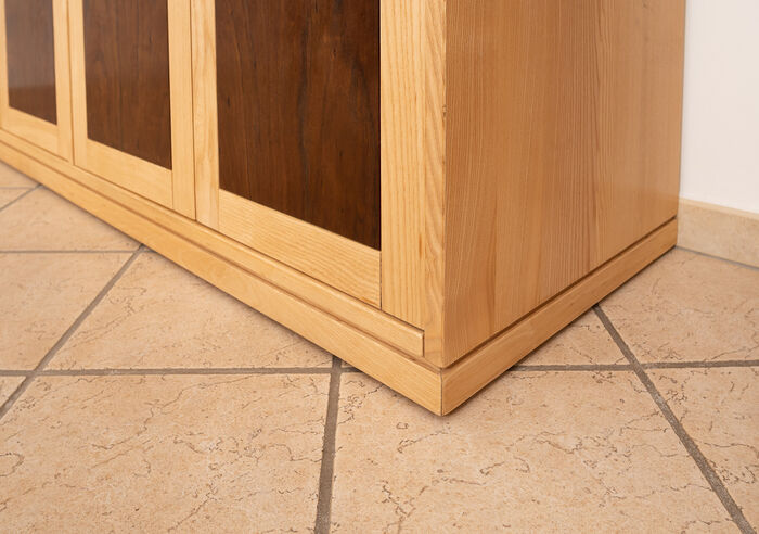 Armadio in legno a quattro ante in stile scandinavo 