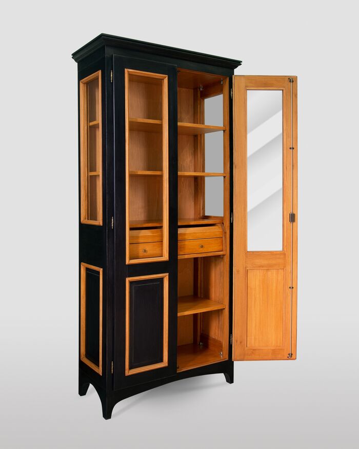 Handgefertigter Vitrinenschrank mit zwei Türen und Kommode, Schwarz und Nussbaum Finish