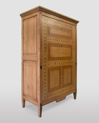 Vollholz-Kleiderschrank mit Intarsien