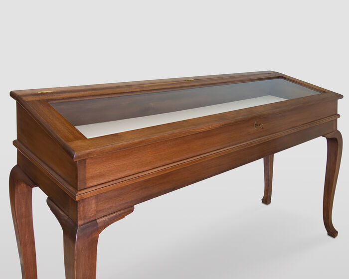 Display cabinet with leaf top