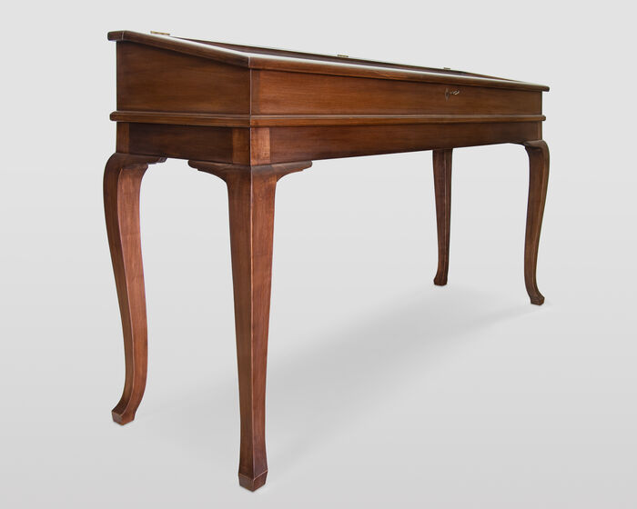 Display cabinet with leaf top