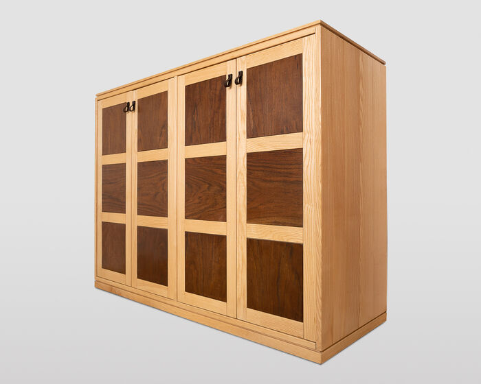 Armadio in legno a quattro ante in stile scandinavo 