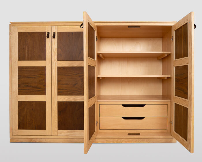 Armadio in legno a quattro ante in stile scandinavo 