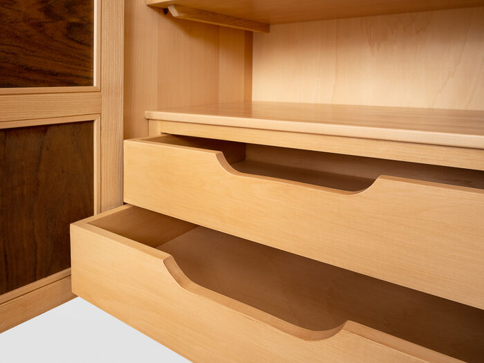 Armadio in legno a quattro ante in stile scandinavo 